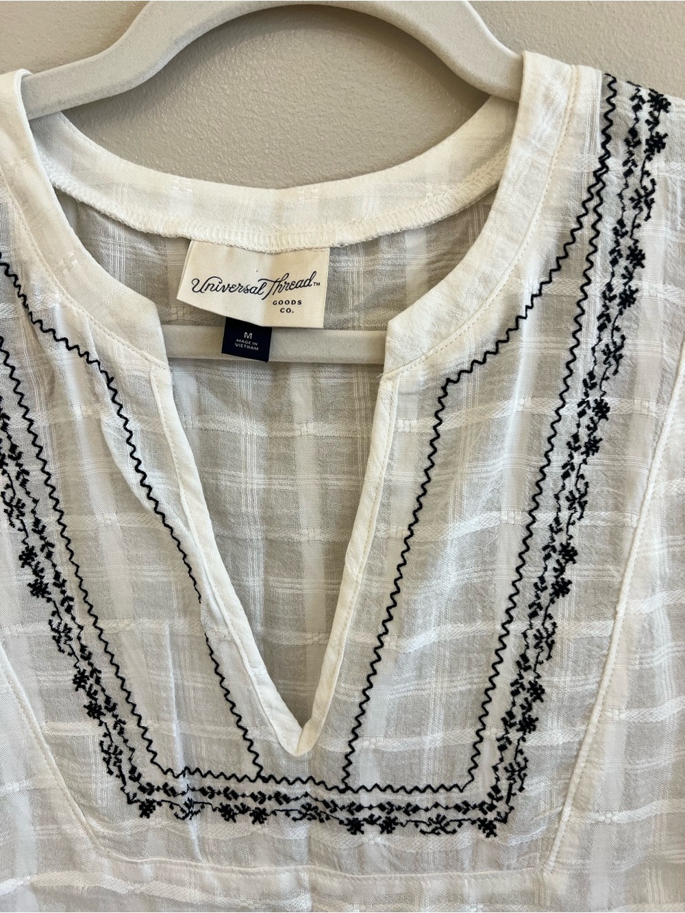 Universal Thread Embroidered Top - Picture 3 of 6